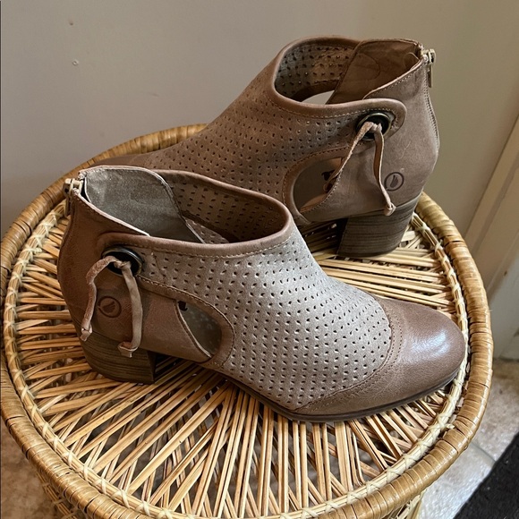 Casta Cap Toe Perforated Cut Out Ankle Boots Sz EU40,US9 - Picture 4 of 8